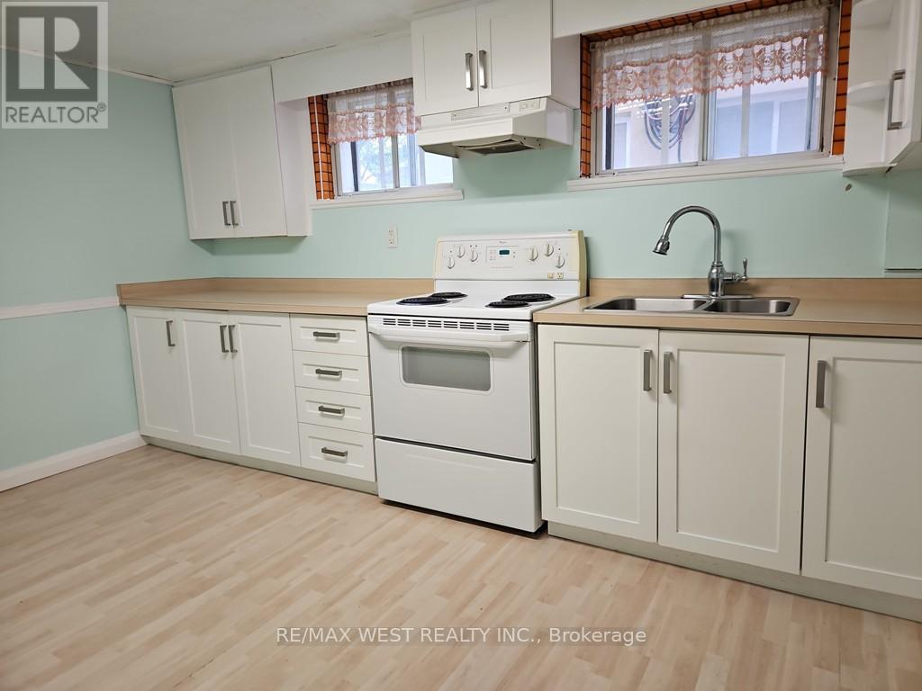 30 Golfwood Heights, Toronto, Ontario  M9P 3M1 - Photo 14 - W12487352