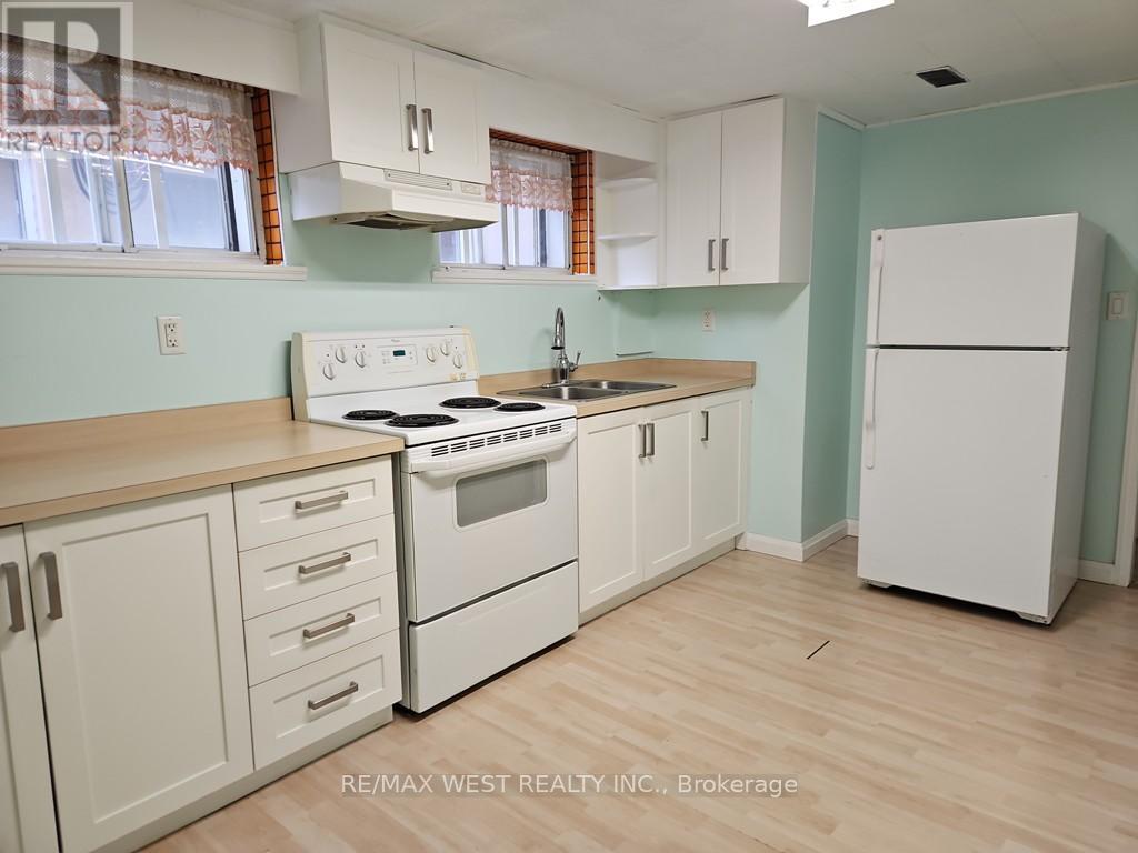 30 Golfwood Heights, Toronto, Ontario  M9P 3M1 - Photo 15 - W12487352