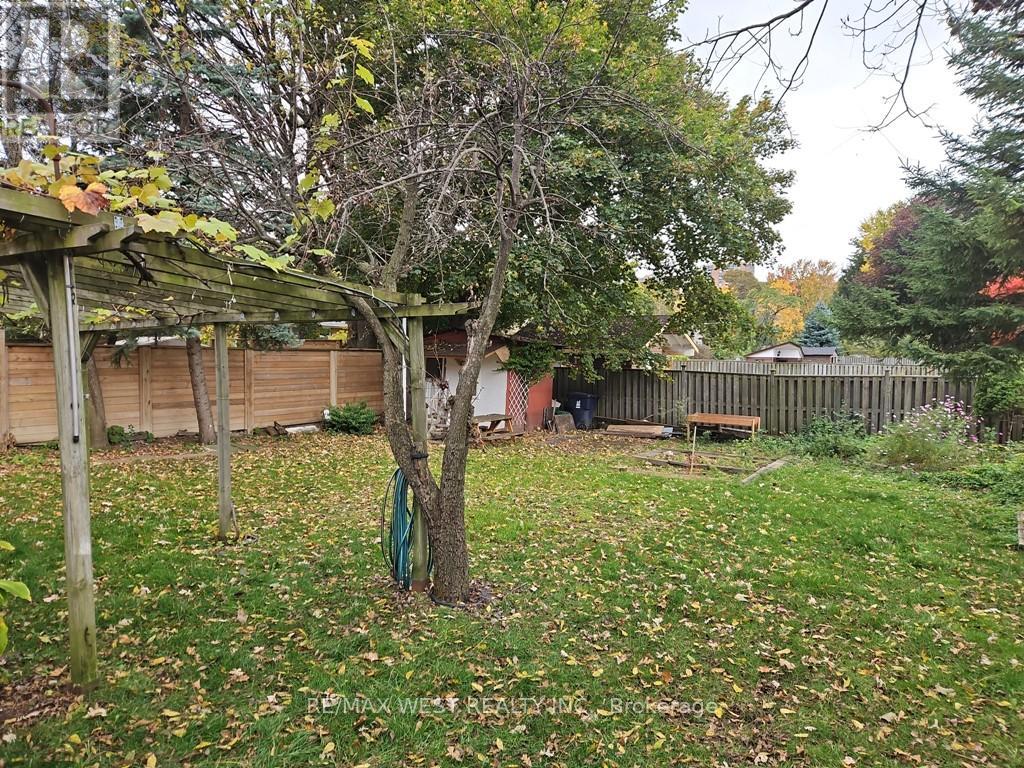 30 Golfwood Heights, Toronto, Ontario  M9P 3M1 - Photo 18 - W12487352