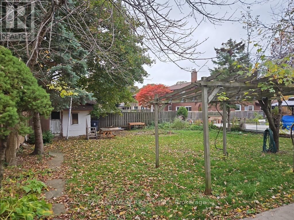 30 Golfwood Heights, Toronto, Ontario  M9P 3M1 - Photo 19 - W12487352