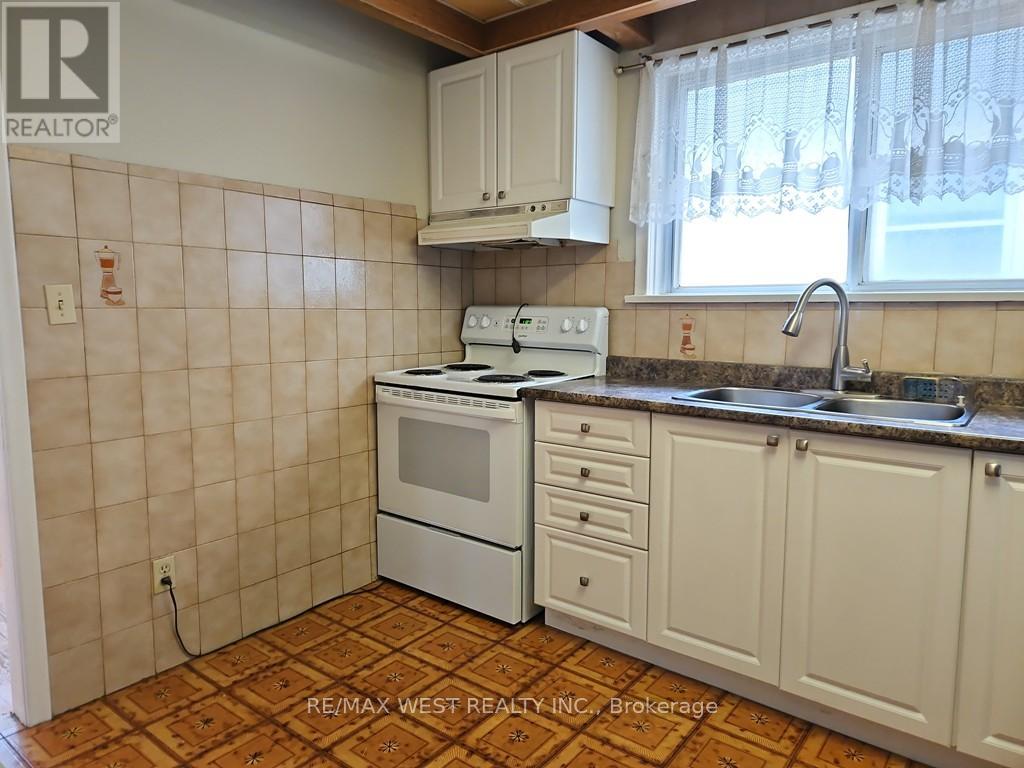 30 Golfwood Heights, Toronto, Ontario  M9P 3M1 - Photo 7 - W12487352