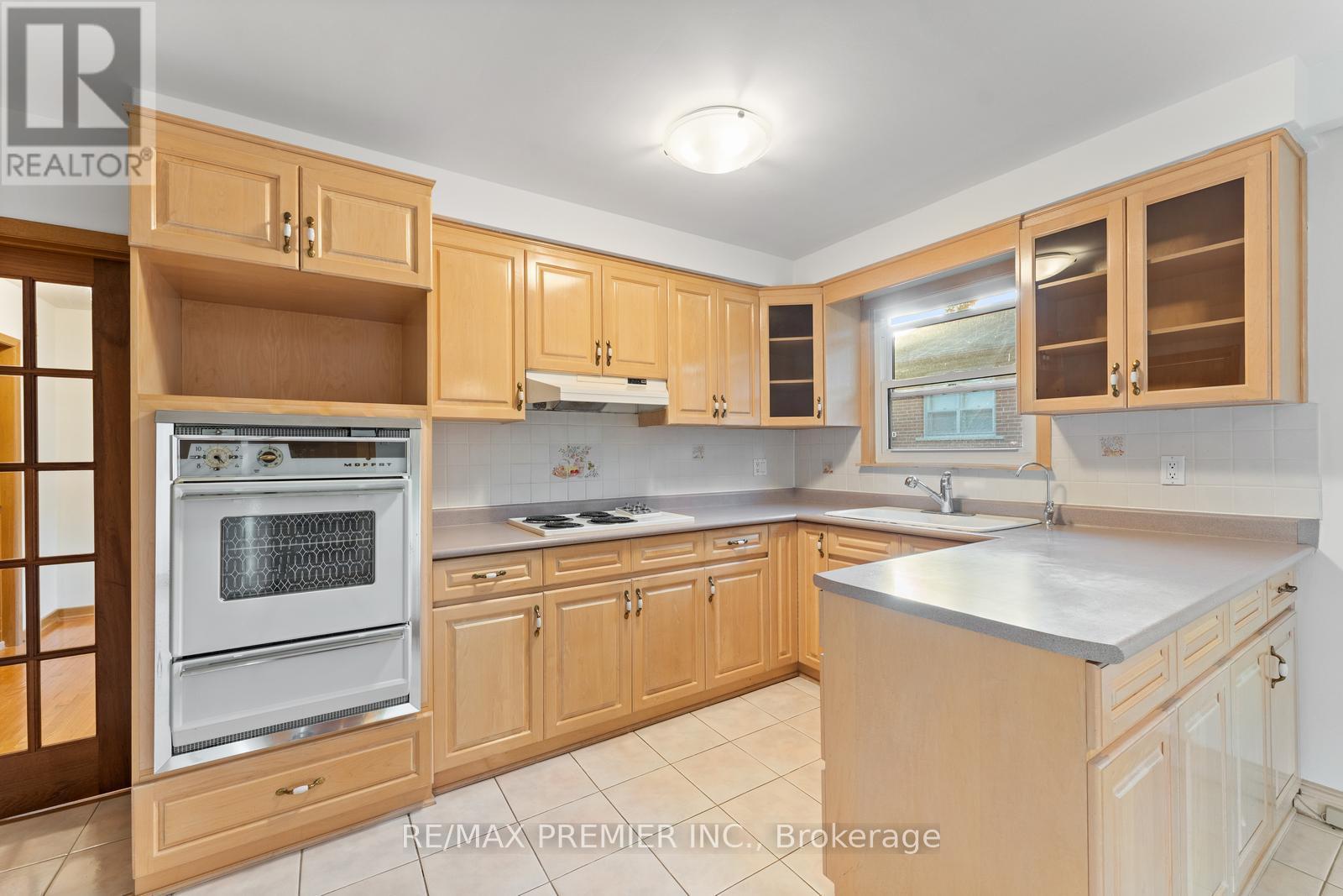 75 Monclova Road, Toronto, Ontario  M3M 1N9 - Photo 10 - W12487361