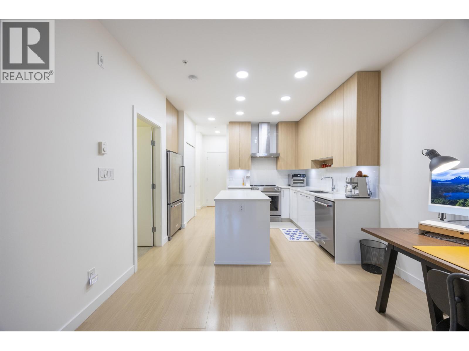 313 5460 Broadway Street, Burnaby, British Columbia  V5B 0B4 - Photo 3 - R3062766