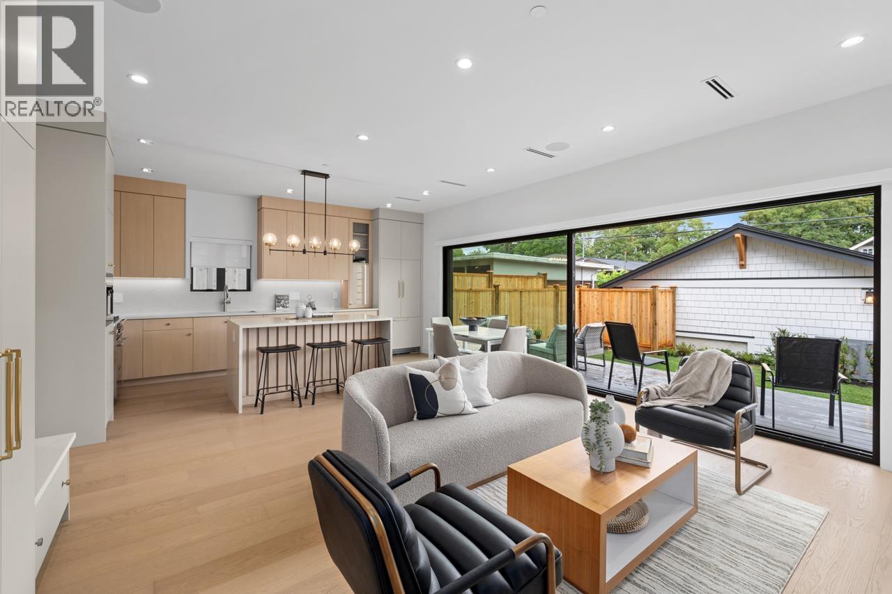 2 2247 Parker Street, Vancouver, British Columbia  V5L 2L8 - Photo 2 - R3062862