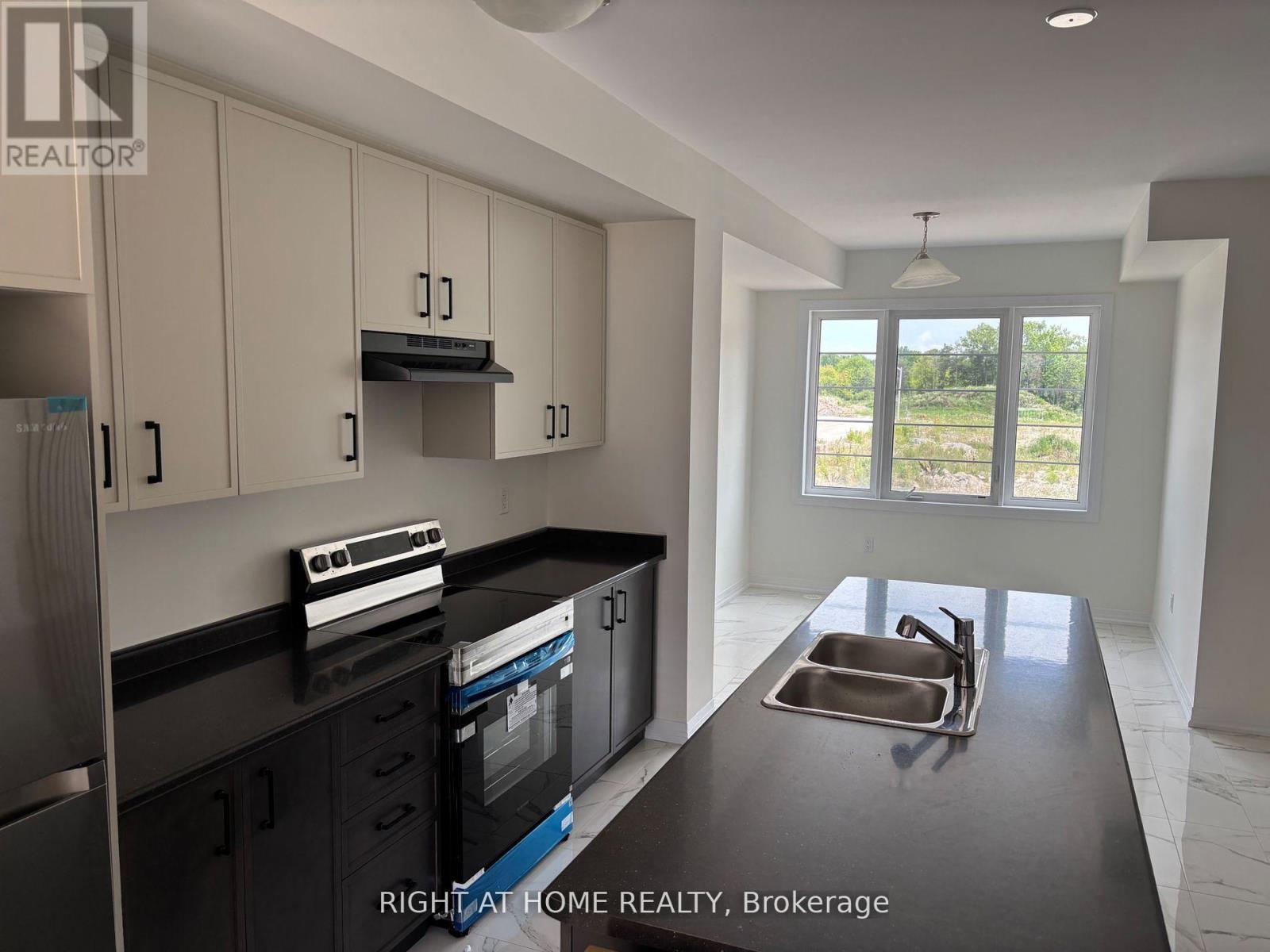 52 Lilac Lane, Thorold, Ontario  L3B 5N5 - Photo 3 - X12487338