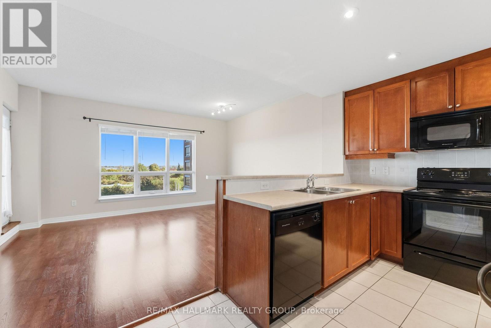 320 - 905 Beauparc Private, Ottawa, Ontario  K1J 0A2 - Photo 10 - X12422513