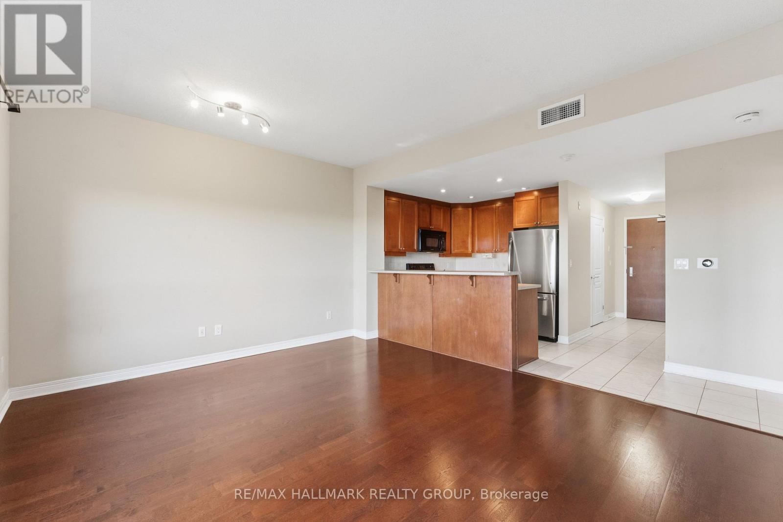 320 - 905 Beauparc Private, Ottawa, Ontario  K1J 0A2 - Photo 13 - X12422513