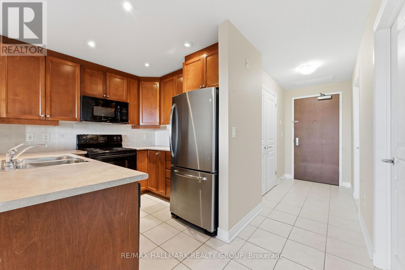 320 - 905 Beauparc Private, Ottawa, Ontario  K1J 0A2 - Photo 9 - X12422513