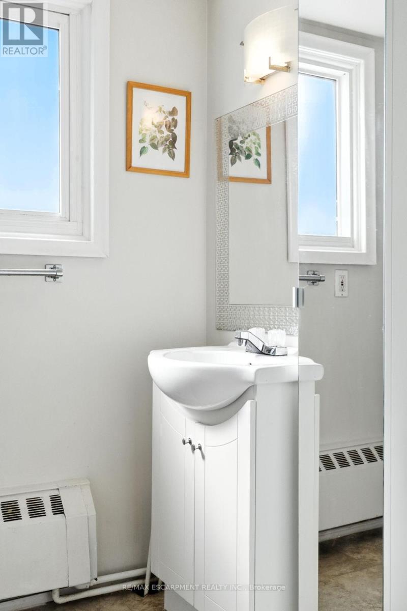 57 Highcliffe Avenue, Hamilton (Centremount), Ontario  L9A 3L3 - Photo 38 - X12422392