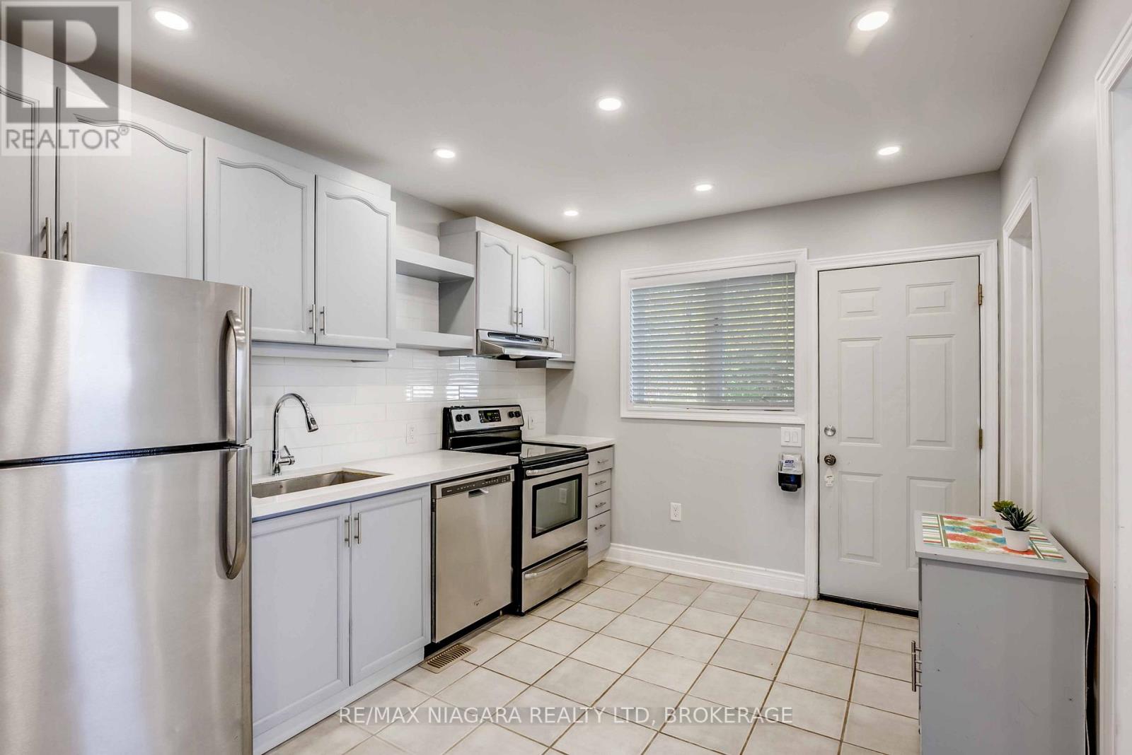 5231 Kitchener Street, Niagara Falls (Clifton Hill), Ontario  L2G 1B4 - Photo 12 - X12487597