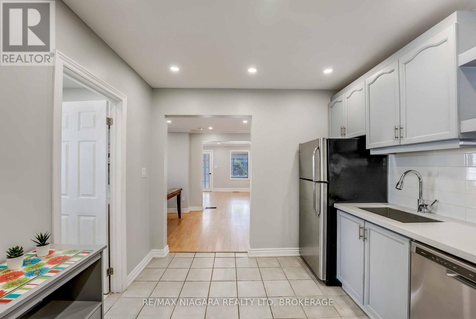 5231 Kitchener Street, Niagara Falls (Clifton Hill), Ontario  L2G 1B4 - Photo 15 - X12487597