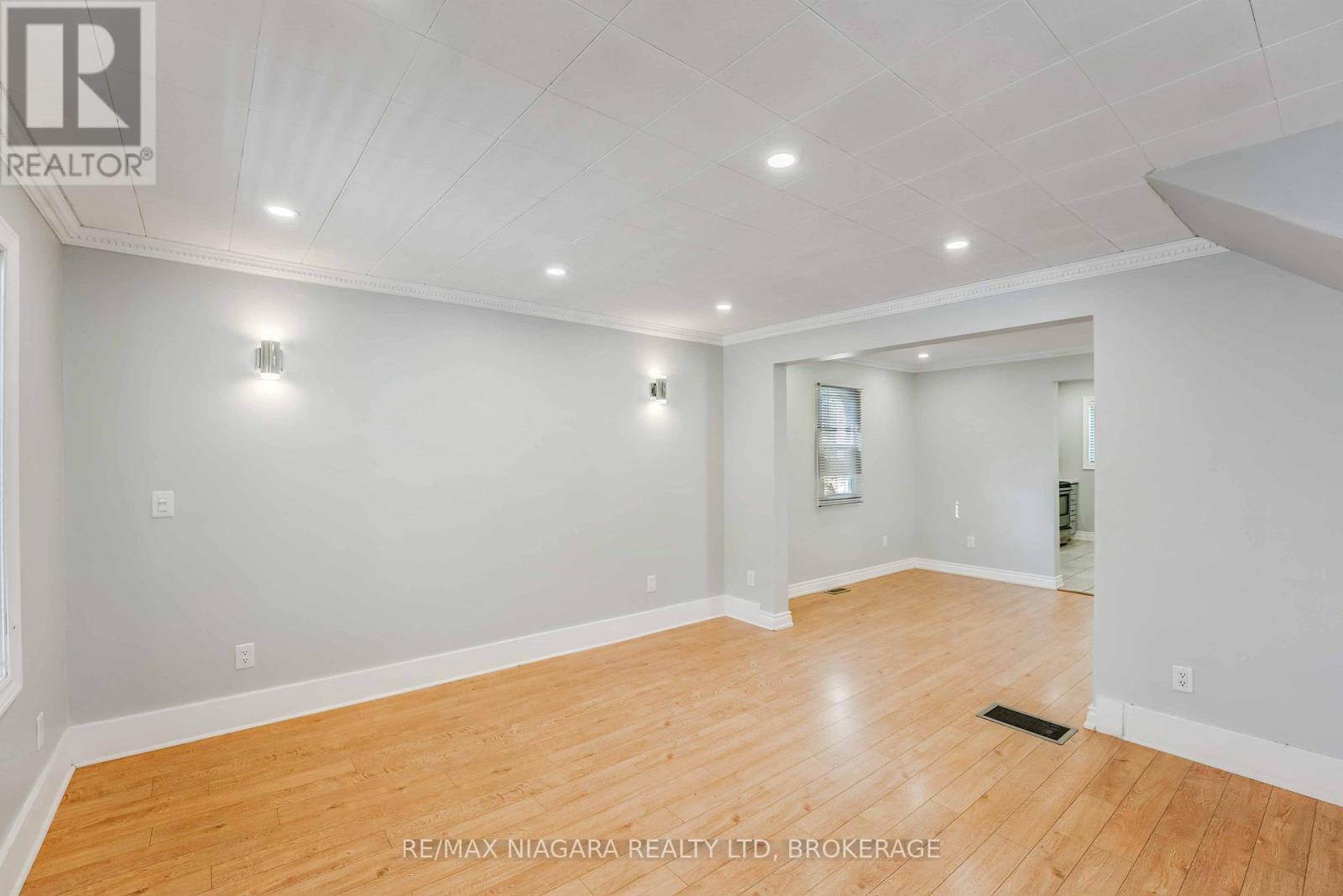 5231 Kitchener Street, Niagara Falls (Clifton Hill), Ontario  L2G 1B4 - Photo 18 - X12487597