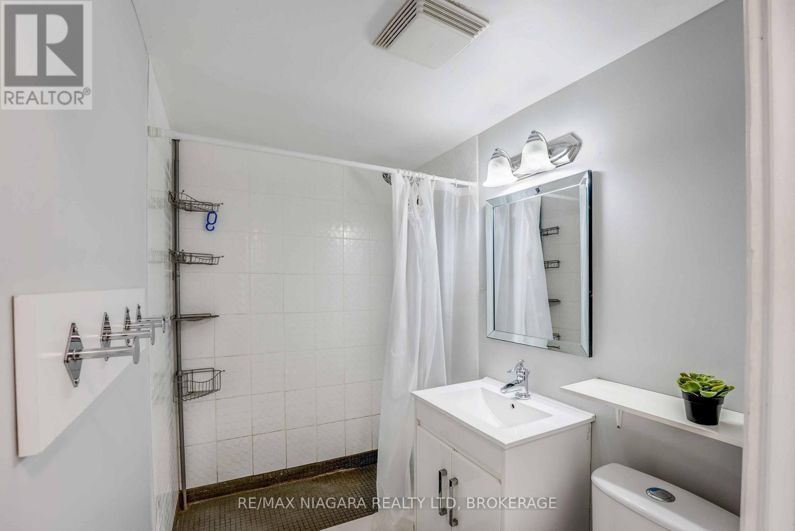 5231 Kitchener Street, Niagara Falls (Clifton Hill), Ontario  L2G 1B4 - Photo 20 - X12487597