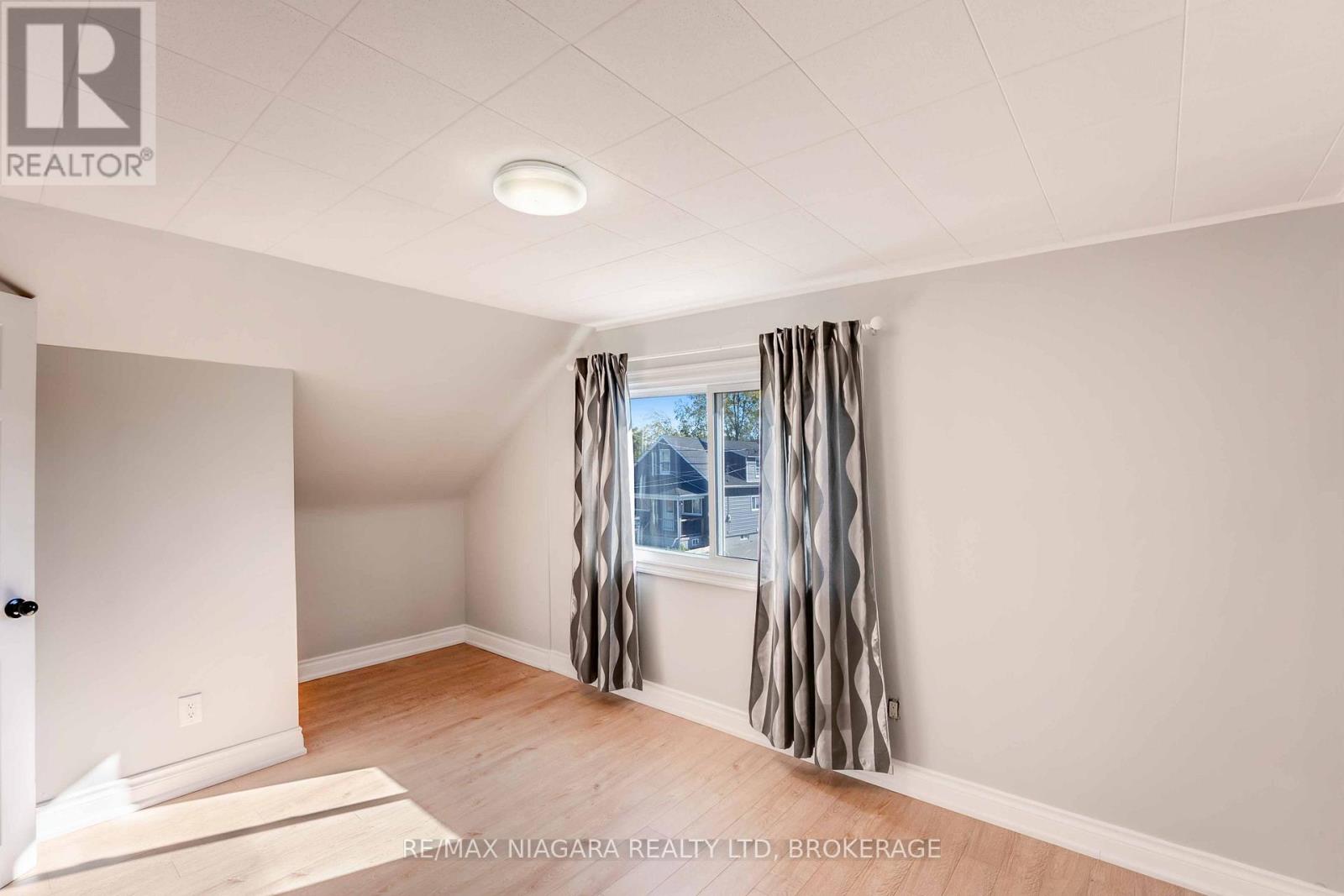 5231 Kitchener Street, Niagara Falls (Clifton Hill), Ontario  L2G 1B4 - Photo 22 - X12487597