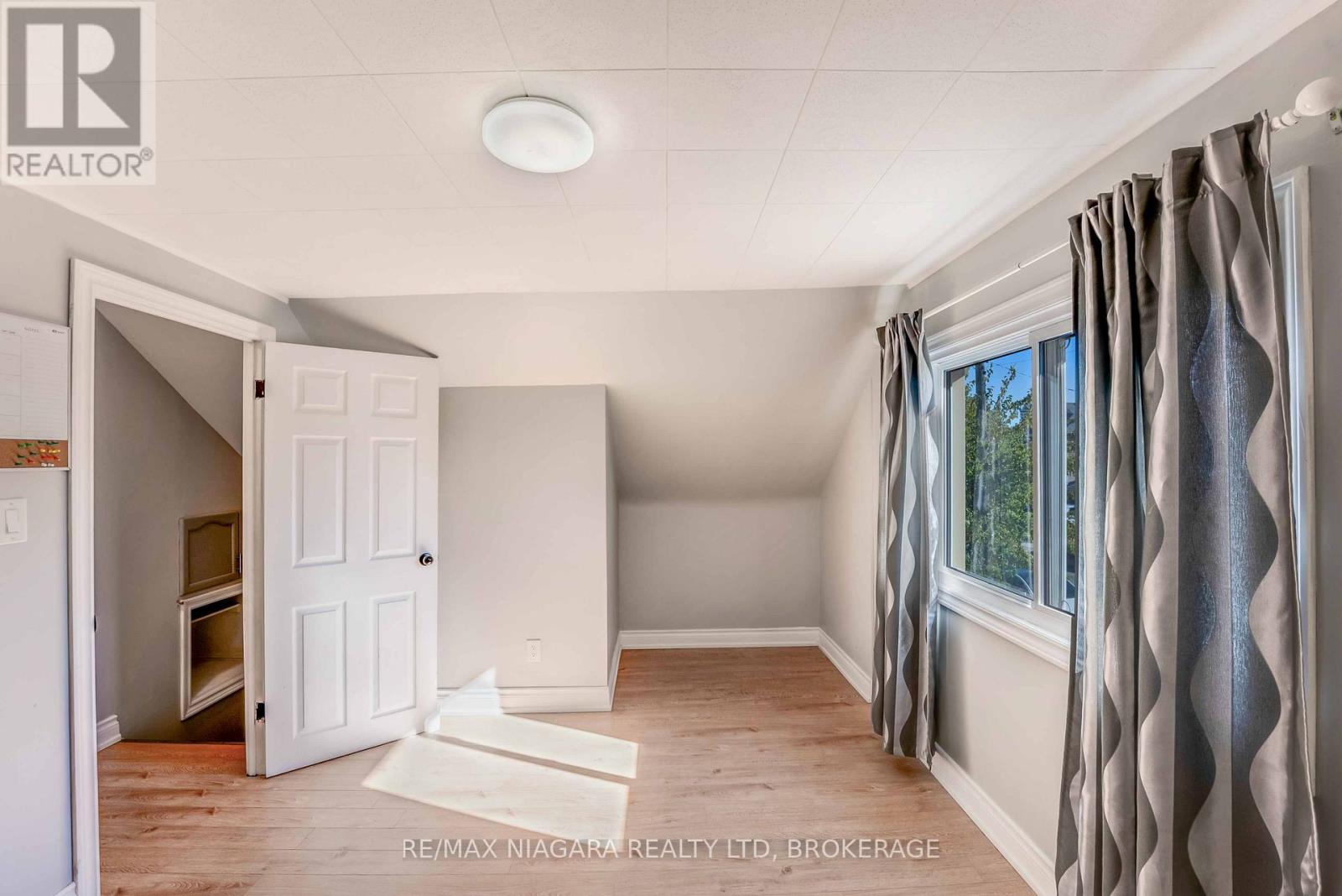 5231 Kitchener Street, Niagara Falls (Clifton Hill), Ontario  L2G 1B4 - Photo 23 - X12487597