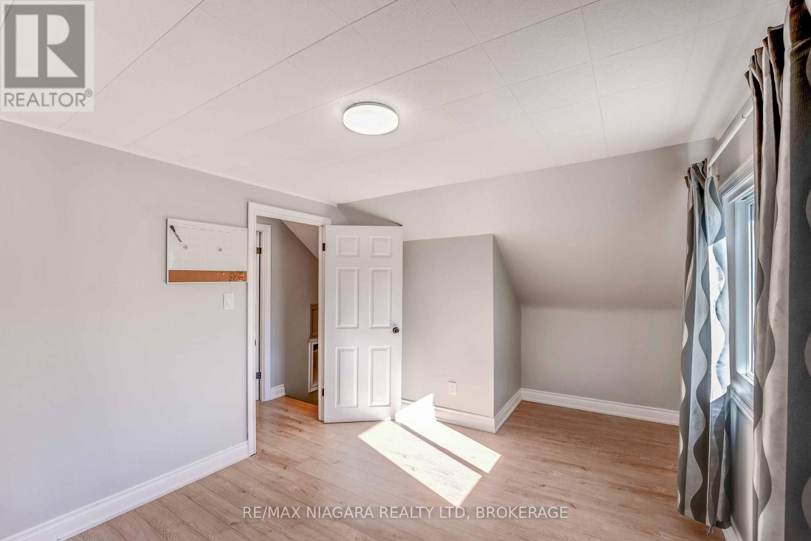 5231 Kitchener Street, Niagara Falls (Clifton Hill), Ontario  L2G 1B4 - Photo 24 - X12487597