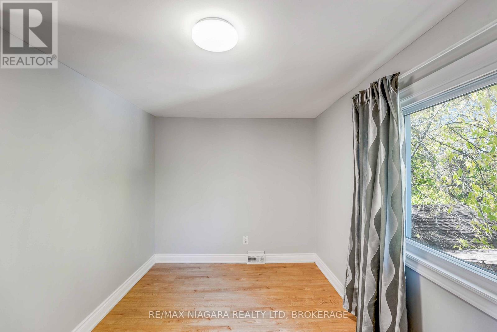 5231 Kitchener Street, Niagara Falls (Clifton Hill), Ontario  L2G 1B4 - Photo 27 - X12487597