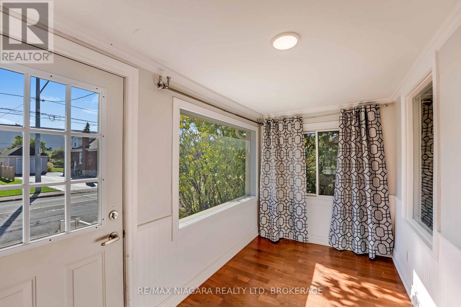 5231 Kitchener Street, Niagara Falls (Clifton Hill), Ontario  L2G 1B4 - Photo 3 - X12487597