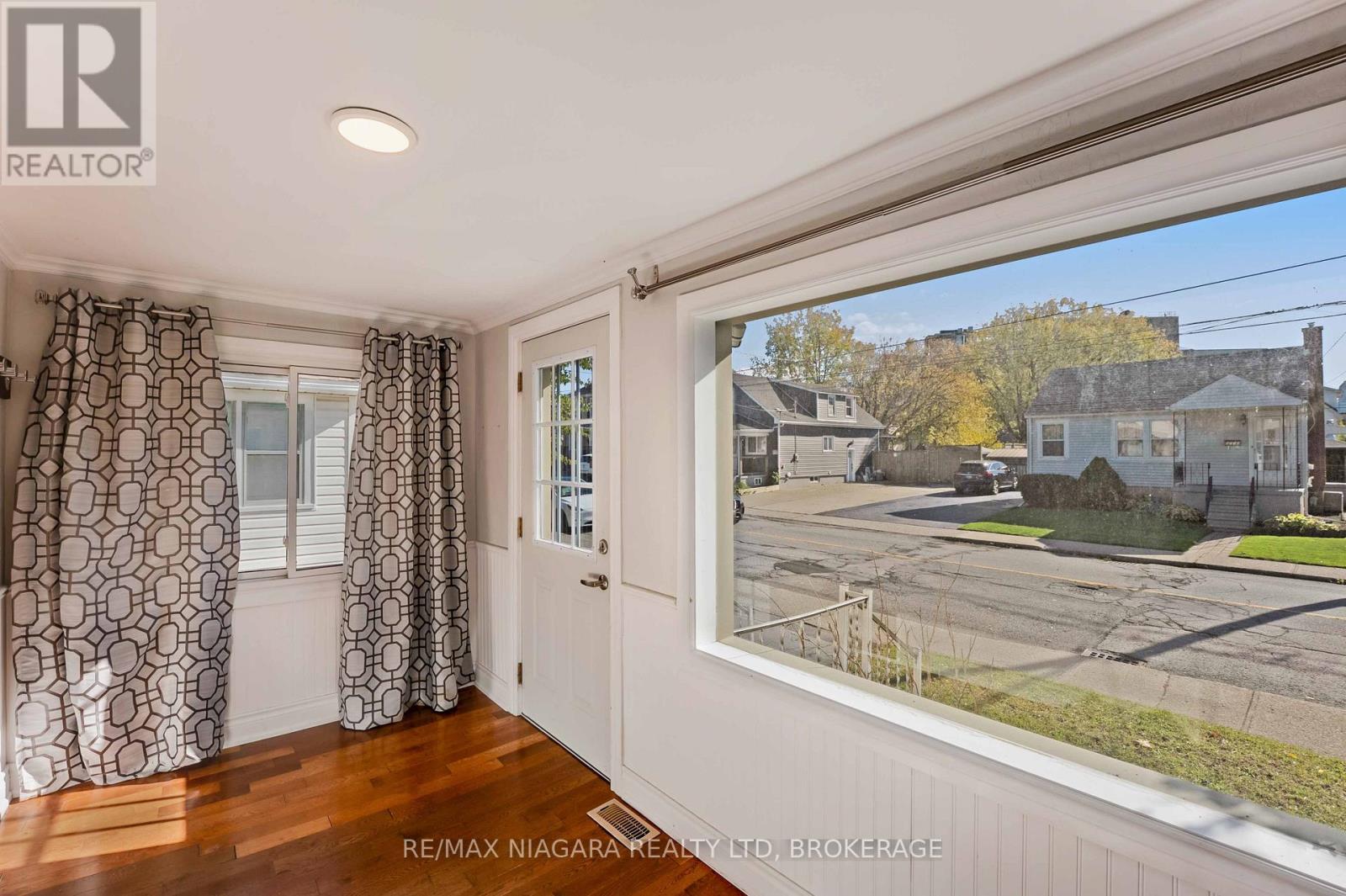 5231 Kitchener Street, Niagara Falls (Clifton Hill), Ontario  L2G 1B4 - Photo 4 - X12487597