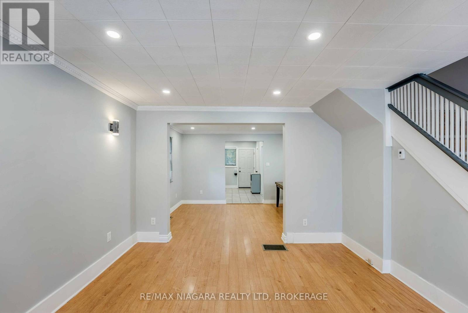 5231 Kitchener Street, Niagara Falls (Clifton Hill), Ontario  L2G 1B4 - Photo 5 - X12487597