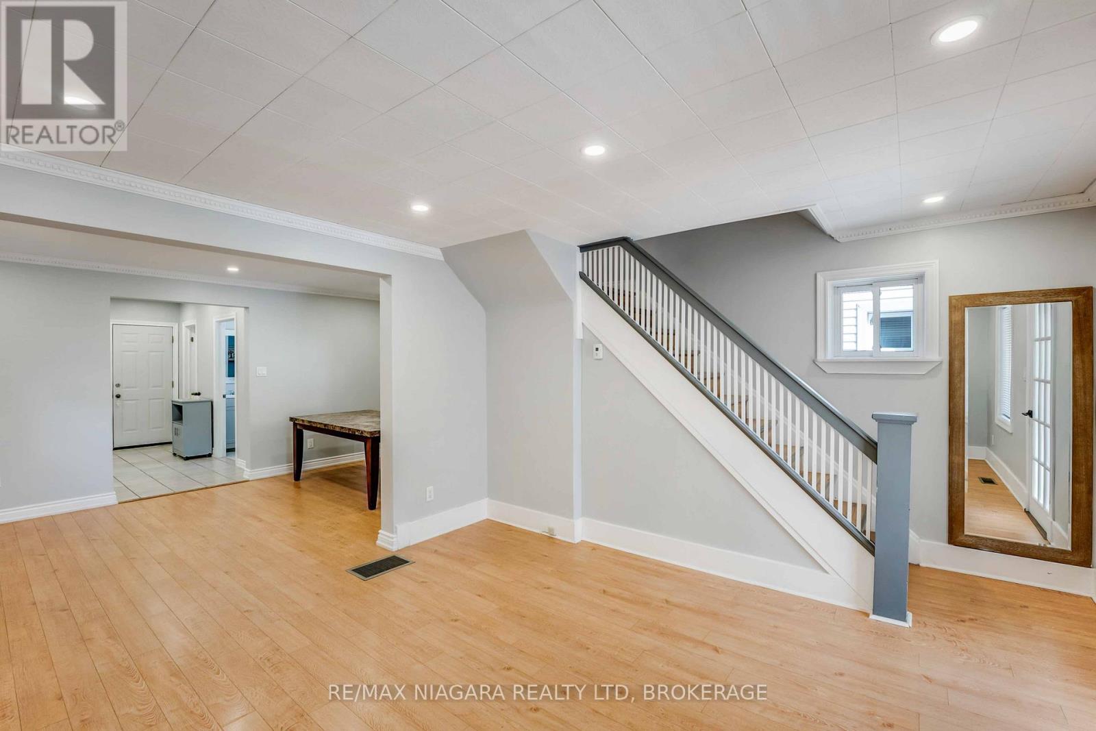 5231 Kitchener Street, Niagara Falls (Clifton Hill), Ontario  L2G 1B4 - Photo 6 - X12487597