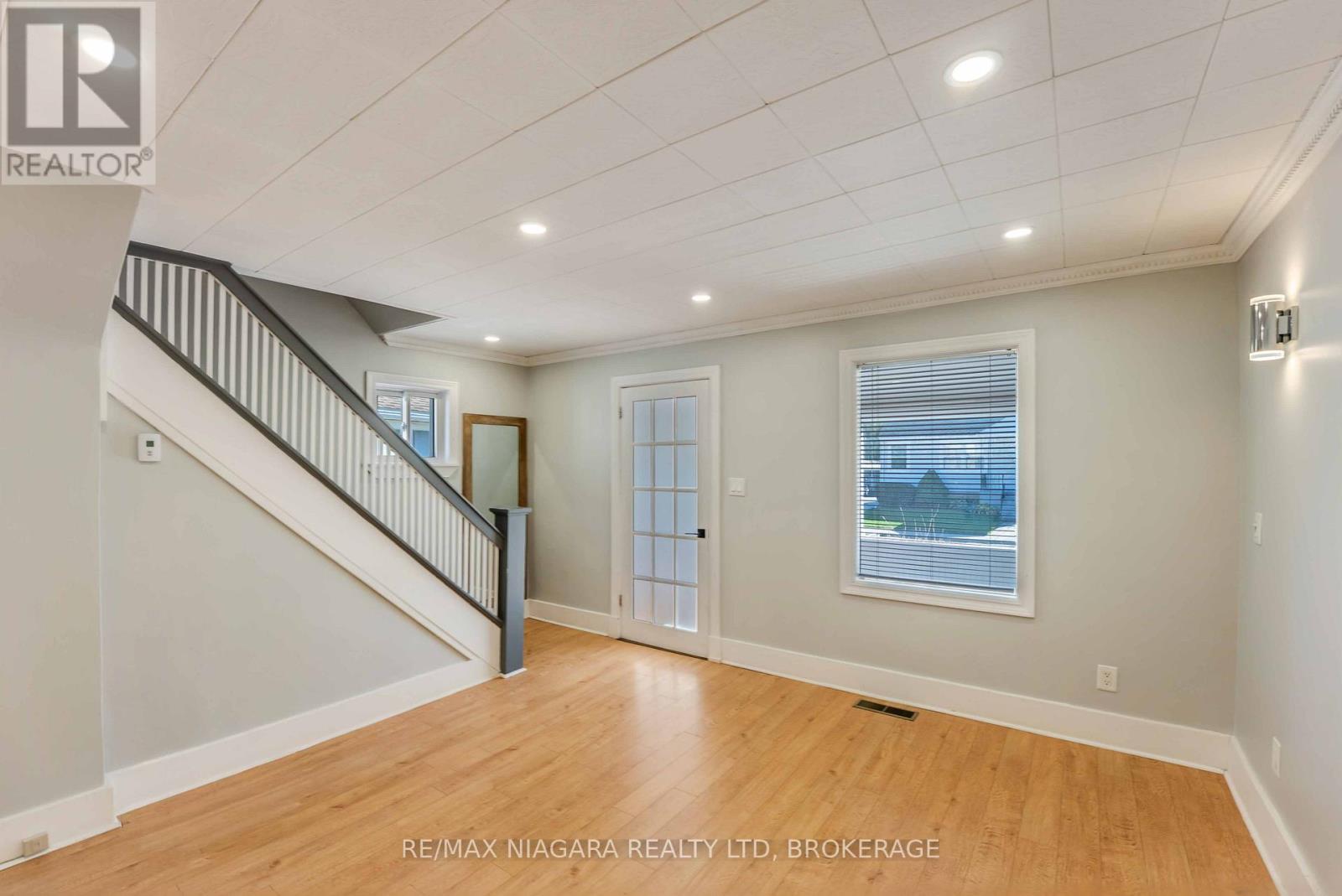 5231 Kitchener Street, Niagara Falls (Clifton Hill), Ontario  L2G 1B4 - Photo 8 - X12487597