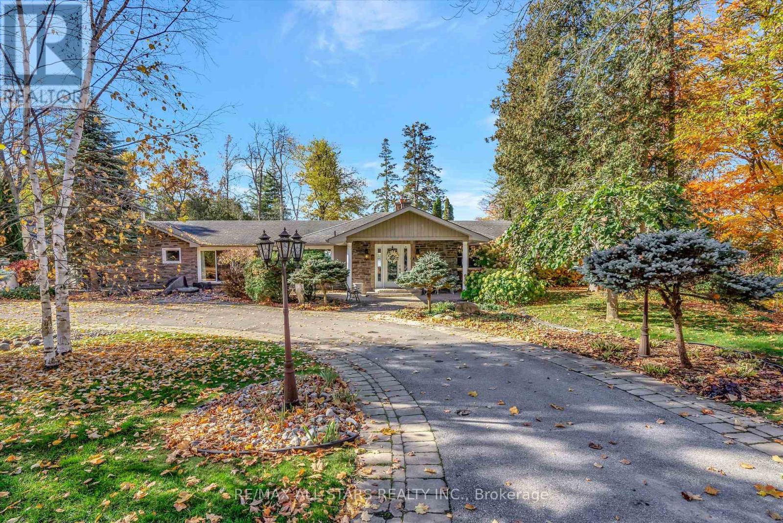 8 Manor Road, Kawartha Lakes (Bobcaygeon), Ontario  K0M 1A0 - Photo 5 - X12487496