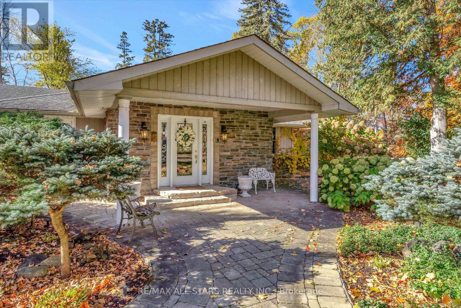 8 Manor Road, Kawartha Lakes (Bobcaygeon), Ontario  K0M 1A0 - Photo 6 - X12487496