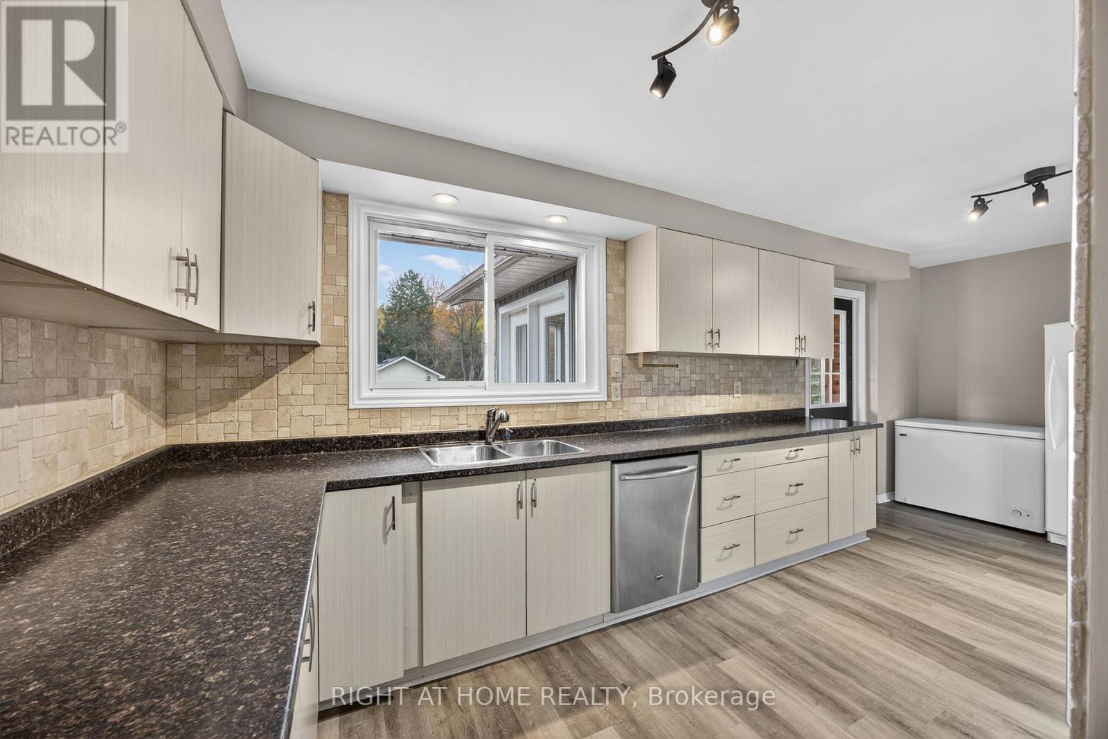 207 Scarlett Line, Oro-Medonte, Ontario  L0L 1V0 - Photo 10 - S12487447