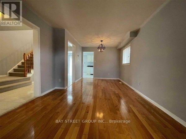 632 Fothergill Boulevard, Burlington, Ontario  L7L 6E3 - Photo 3 - W12487389