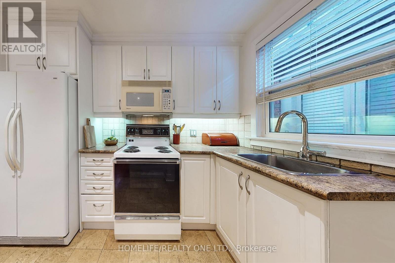 19 Morland Road, Toronto, Ontario  M6S 2M7 - Photo 12 - W12487416