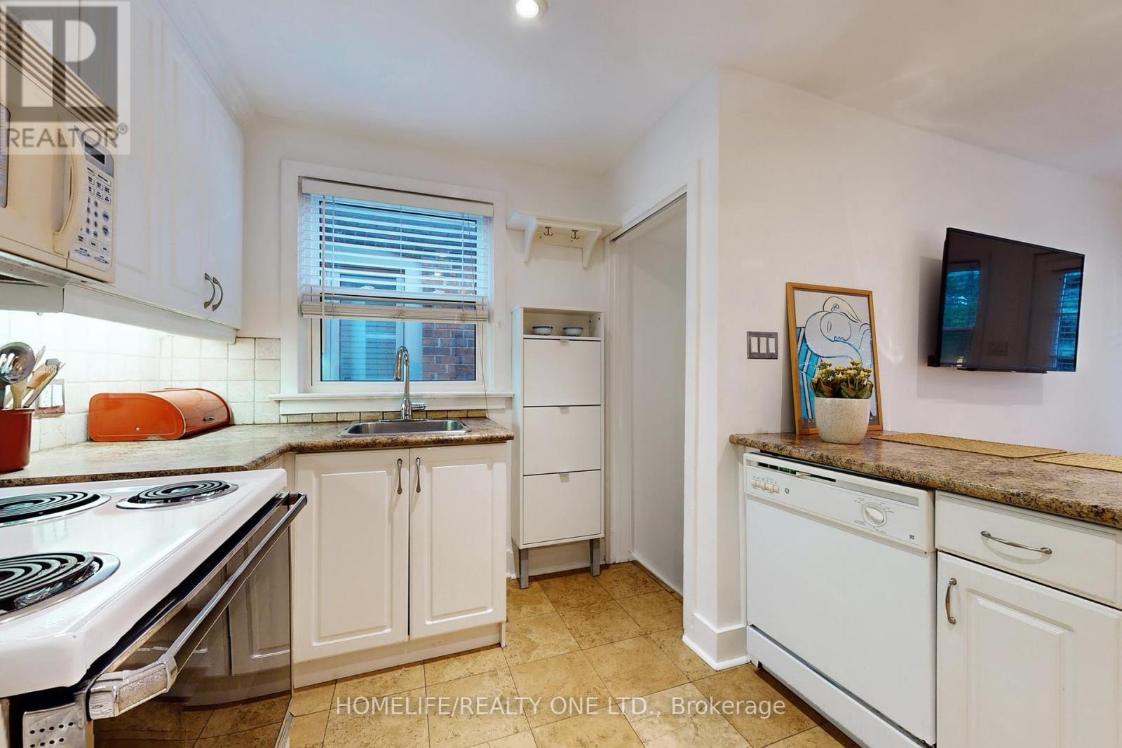 19 Morland Road, Toronto, Ontario  M6S 2M7 - Photo 16 - W12487416