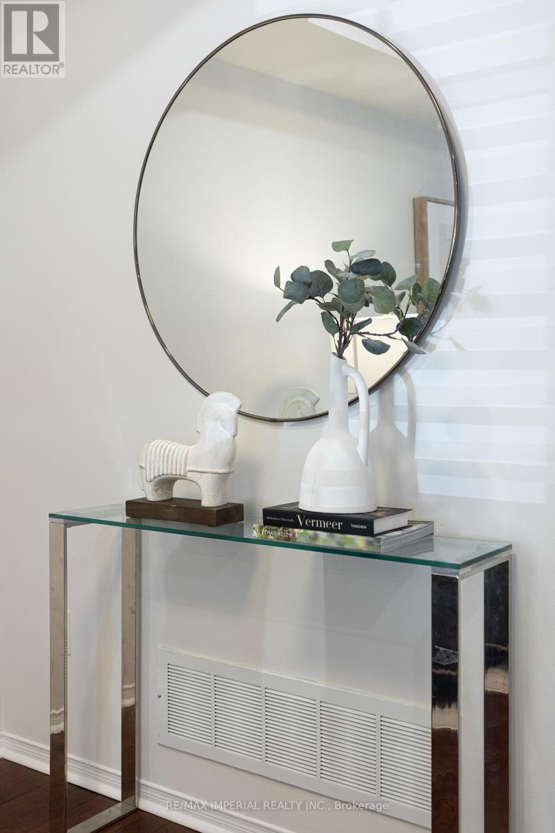 94 Littlewood Drive, Oakville, Ontario  L6H 6V1 - Photo 9 - W12487418