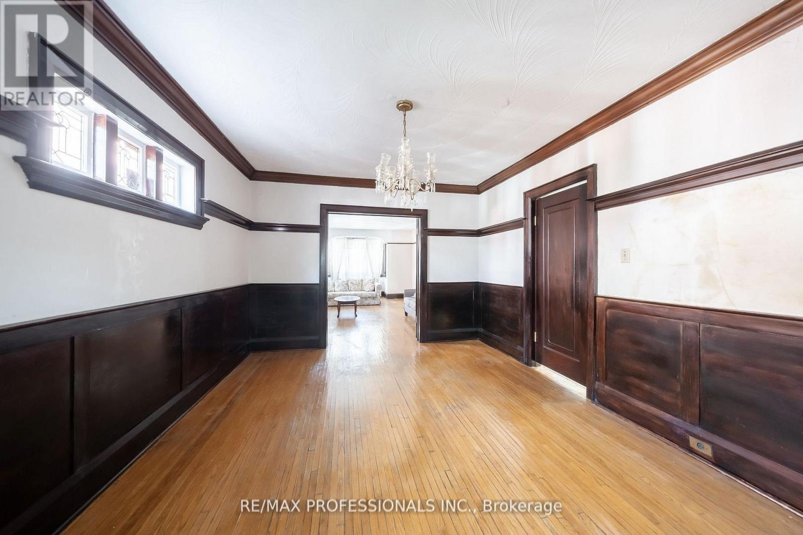 24 Queens Avenue, Toronto, Ontario  M8V 2N1 - Photo 12 - W12487420