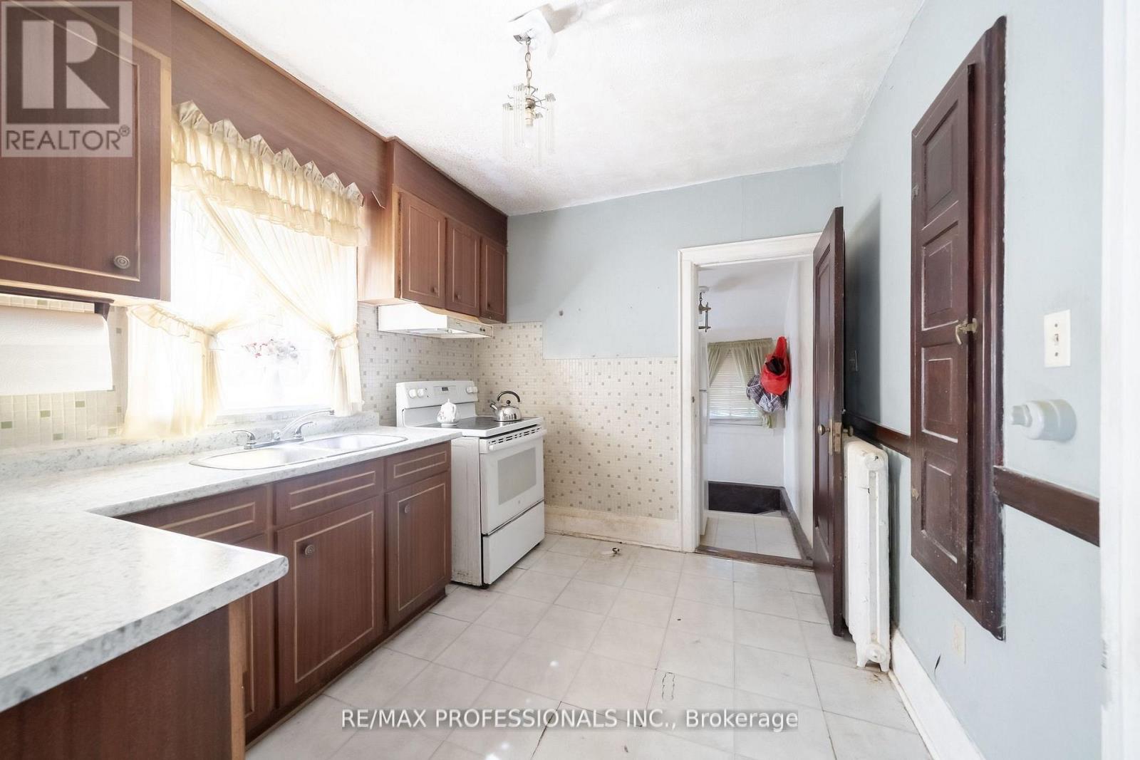 24 Queens Avenue, Toronto, Ontario  M8V 2N1 - Photo 13 - W12487420