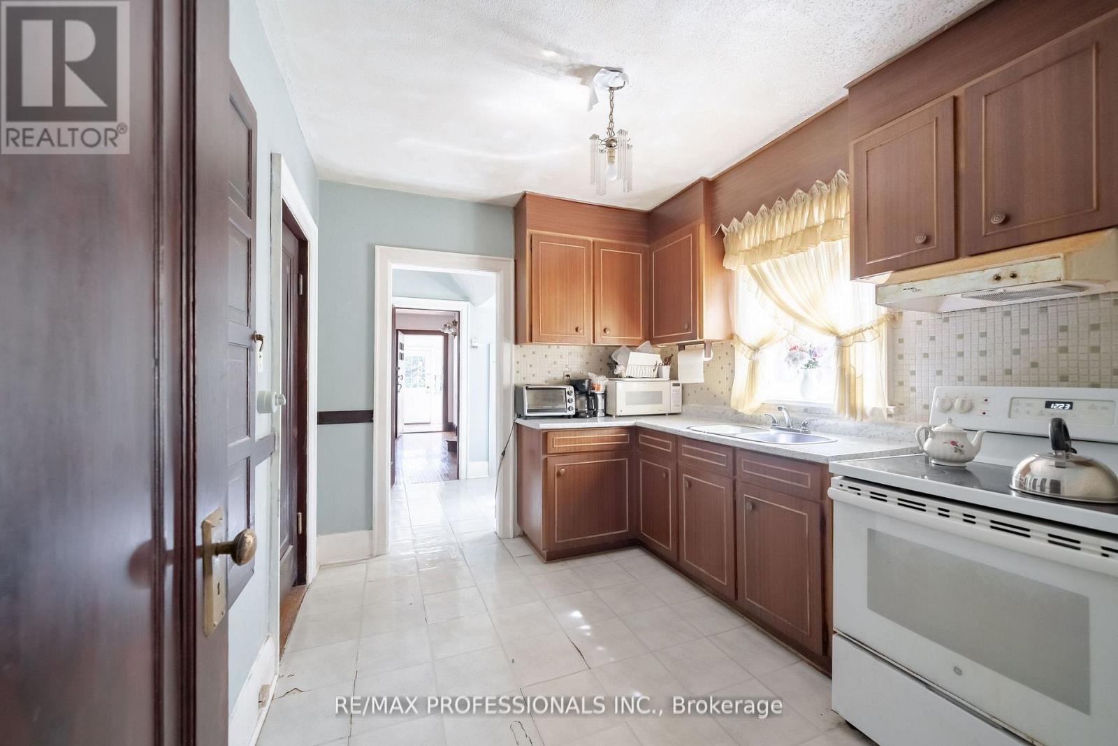 24 Queens Avenue, Toronto, Ontario  M8V 2N1 - Photo 14 - W12487420