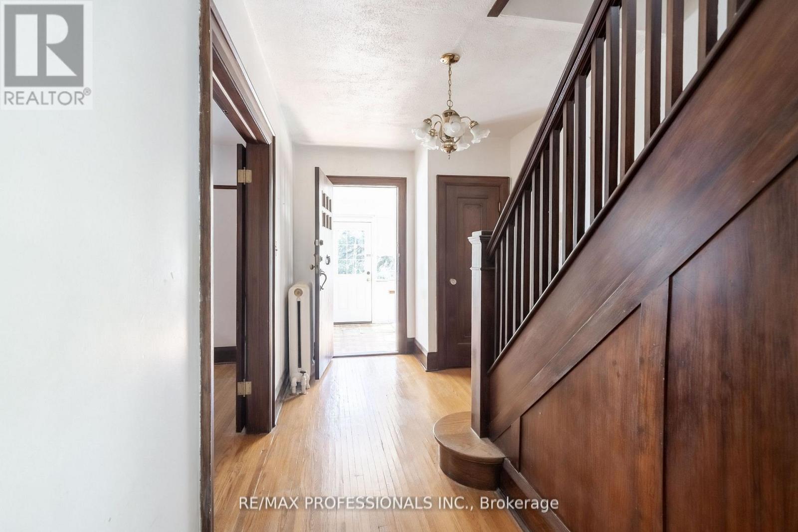 24 Queens Avenue, Toronto, Ontario  M8V 2N1 - Photo 16 - W12487420