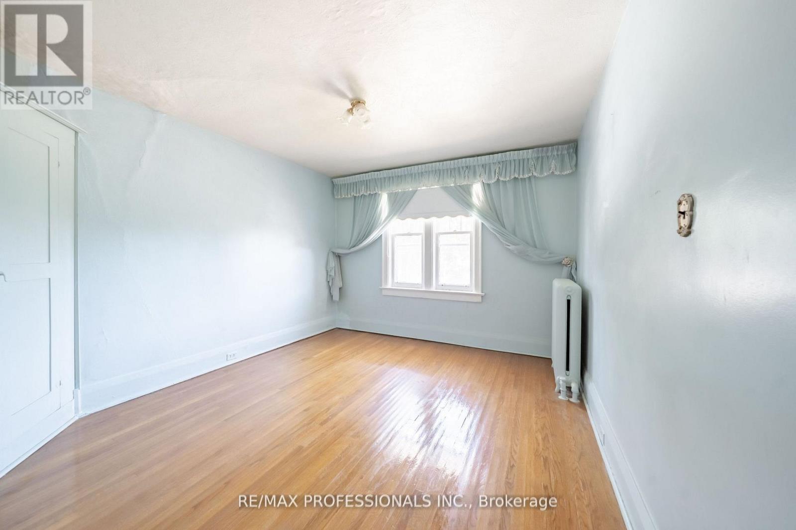 24 Queens Avenue, Toronto, Ontario  M8V 2N1 - Photo 17 - W12487420