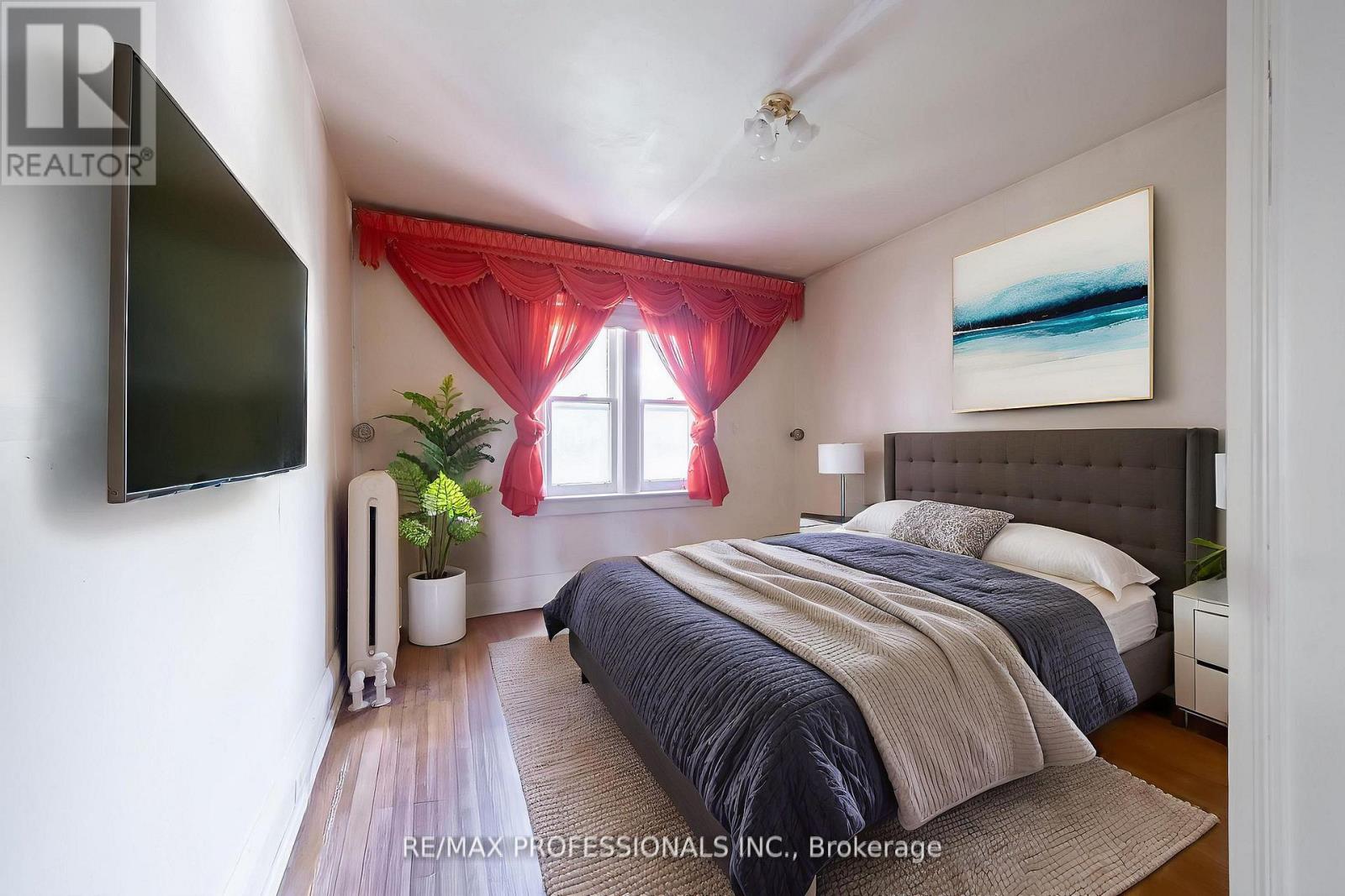 24 Queens Avenue, Toronto, Ontario  M8V 2N1 - Photo 24 - W12487420