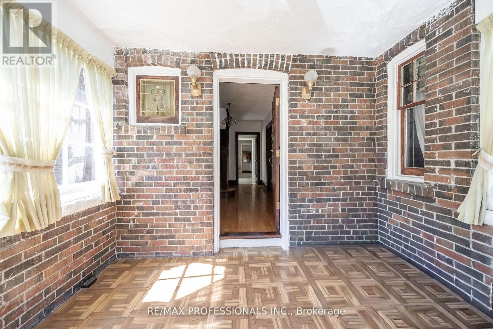 24 Queens Avenue, Toronto, Ontario  M8V 2N1 - Photo 3 - W12487420