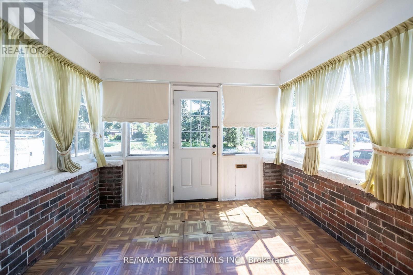 24 Queens Avenue, Toronto, Ontario  M8V 2N1 - Photo 4 - W12487420