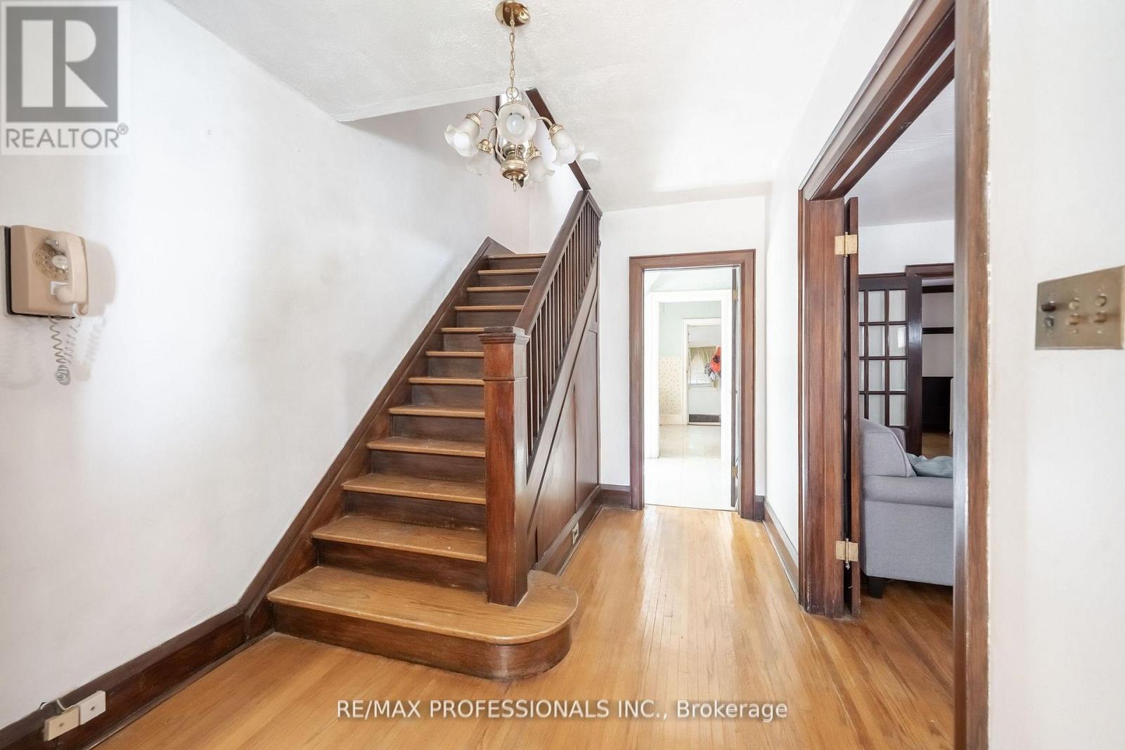 24 Queens Avenue, Toronto, Ontario  M8V 2N1 - Photo 5 - W12487420