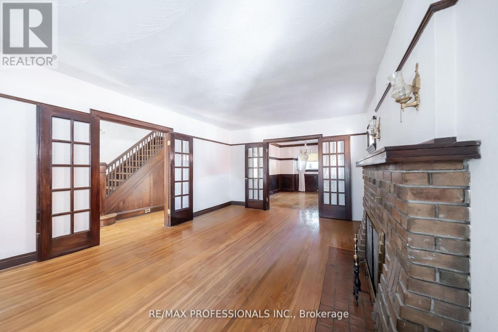 24 Queens Avenue, Toronto, Ontario  M8V 2N1 - Photo 7 - W12487420