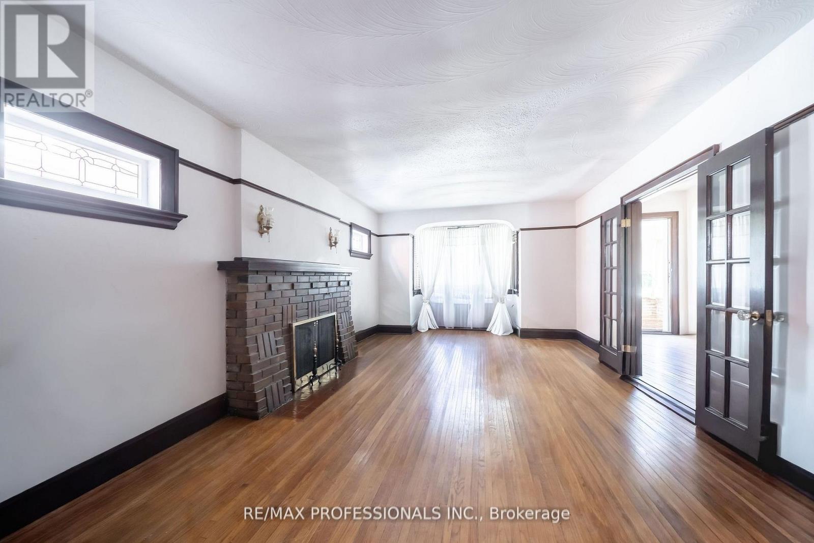 24 Queens Avenue, Toronto, Ontario  M8V 2N1 - Photo 8 - W12487420