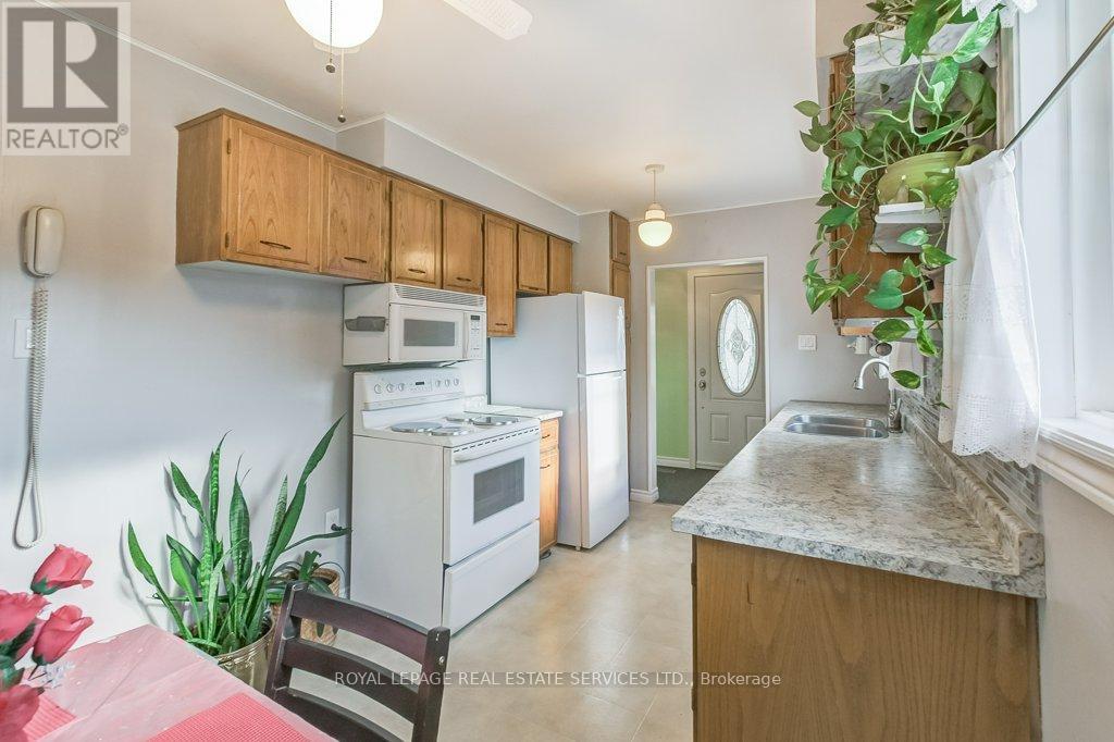 1232 Napier Crescent, Oakville, Ontario  L6H 2A4 - Photo 16 - W12487421