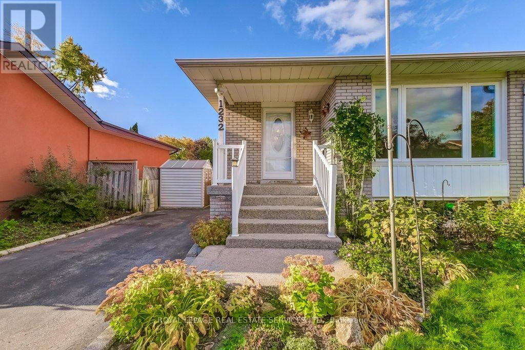 1232 Napier Crescent, Oakville, Ontario  L6H 2A4 - Photo 3 - W12487421