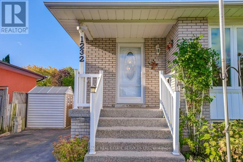 1232 Napier Crescent, Oakville, Ontario  L6H 2A4 - Photo 4 - W12487421