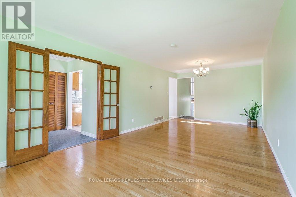 1232 Napier Crescent, Oakville, Ontario  L6H 2A4 - Photo 8 - W12487421