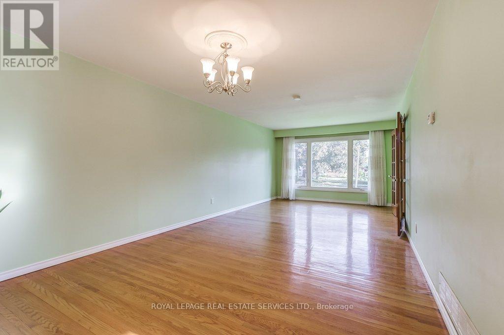 1232 Napier Crescent, Oakville, Ontario  L6H 2A4 - Photo 9 - W12487421