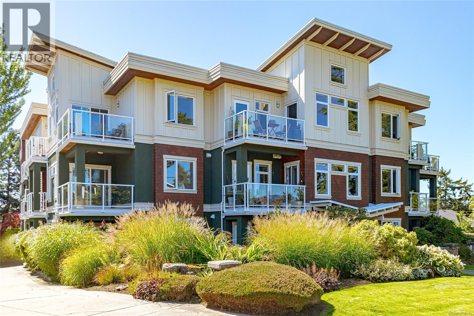 204 2415 Amherst Ave, Sidney, British Columbia